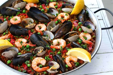  Paella Valenciana: Một Cỗ Hương Vị Thủy Sản Ngon Lành Bào Chứa Tất Cả Sự Tinh Tế Của Nấu Ăn Tây Ban Nha!